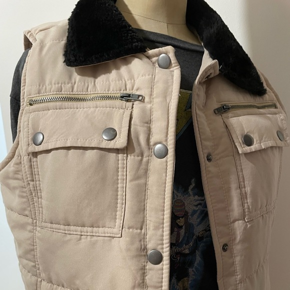 VTG Tudor Puffy Vest Faux Fur Khaki Snap Buttons Pockets Hunter Tan Neutral - Picture 3 of 13